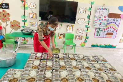 Giờ ăn của các bé lớp 4 tuổi B