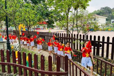 Các bé Trường Mầm non Ninh Mỹ hân hoan chào mừng ngày Giải phóng miền Nam 30/4 với nhiều hoạt  động vui tươi và tìm hiểu ý nghĩa ngày lễ.